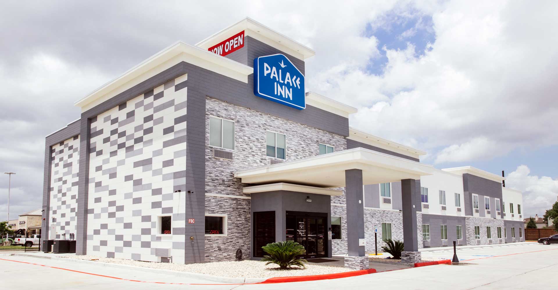 Front of Hotel Palace Inn 
